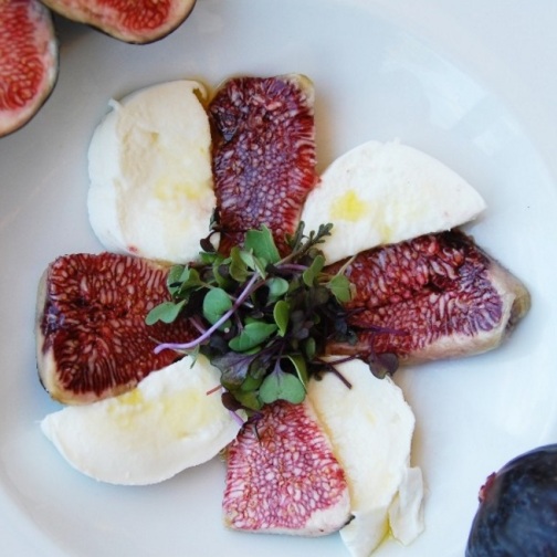 Figues fresques amb mozzarella de búfala i vinagreta de mel